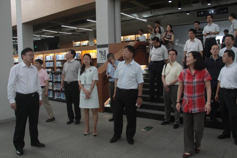 中联部副部长陈凤翔考察图书馆